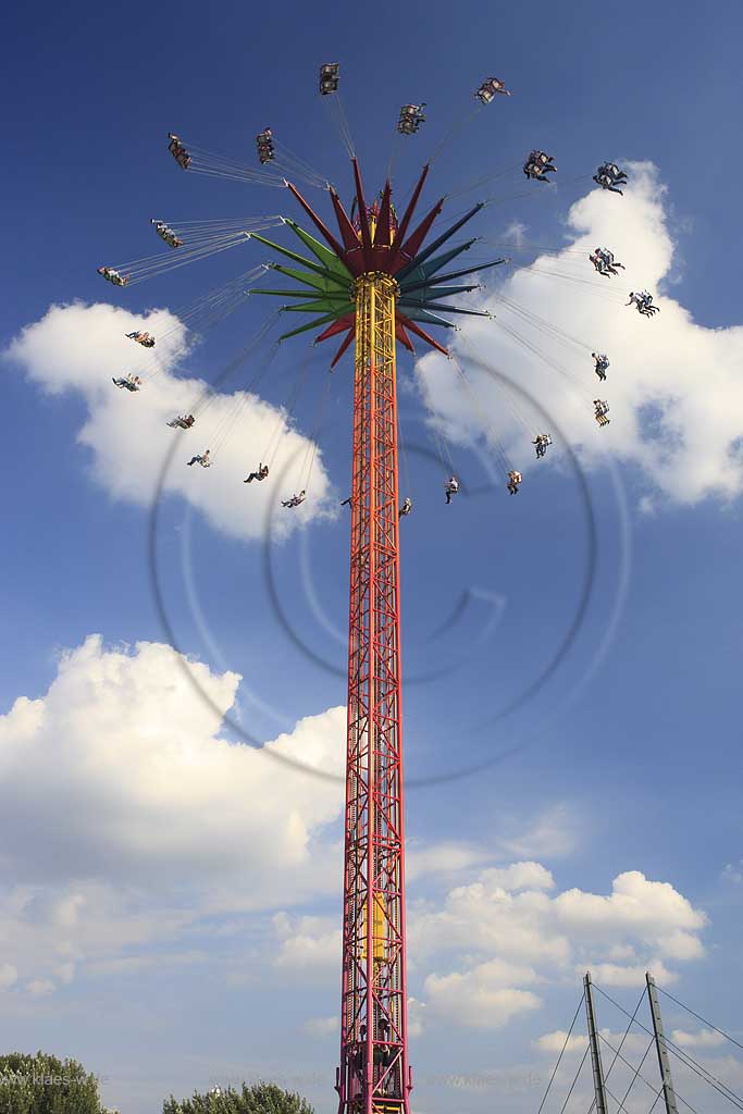 Blick auf die Kirmes in Dsseldorf, Duesseldorf-Oberkassel mit Sicht auf Karusell Starflyer und Fahrgaesten