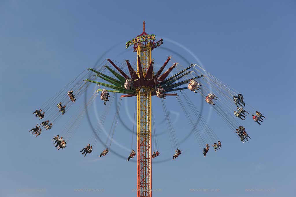 Blick auf die Kirmes in Dsseldorf, Duesseldorf-Oberkassel mit Sicht auf Fahrgeschaeft Starflyer und Besuchern