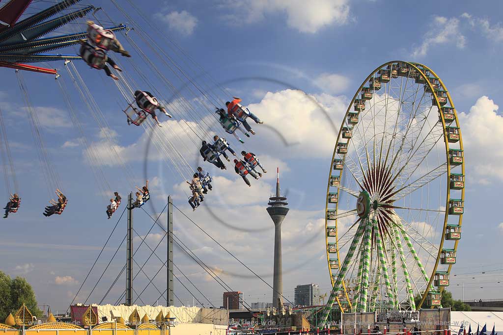 Blick auf Kirmes in Dsseldorf, Duesseldorf-Oberkassel mit Sicht auf Riesenrad Bellevue und Karusell Starflyer