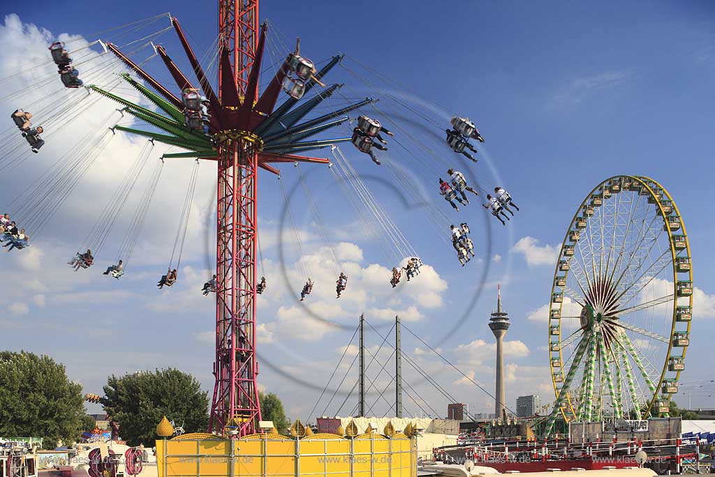 Blick auf Kirmes in Dsseldorf, Duesseldorf-Oberkassel mit Sicht auf Riesenrad Bellevue und Karusell Starflyer