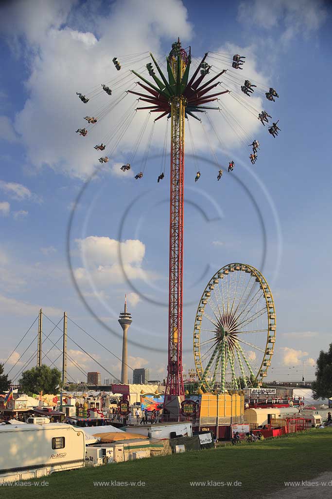 Blick auf die Kirmes in Dsseldorf, Duesseldorf-Oberkassel mit Sicht auf Fahrgeschaeft Starflyer, Riesenrad und Sicht zum Rheinturm