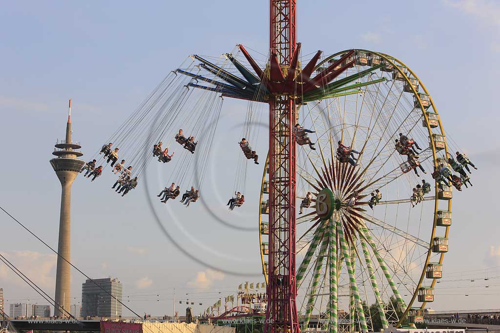 Blick auf die Kirmes in Dsseldorf, Duesseldorf-Oberkassel mit Sicht auf Fahrgeschaeft Starflyer, Riesenrad und Sicht zum Rheinturm