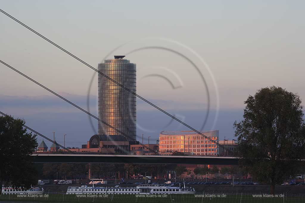 Dsseldorf, Oberkassel, Victoria Turm, Victoria Hochhaus, Victoria Versicherung, Schiff, Abendstimmung