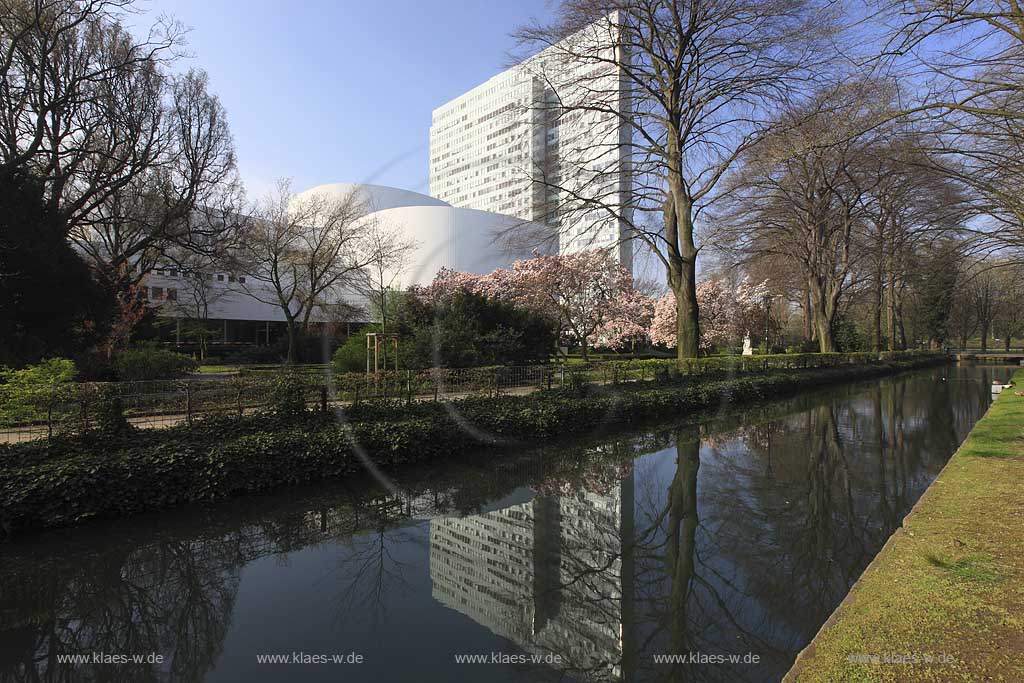 Pempelfort, Dsseldorf, Duesseldorf, Niederrhein, Bergisches Land, Blick auf Dreischeibebhaus, Thyssen Haus und Schauspielhaus in Frhlingsstimmung, Fruehlingsstimmung mit Spiegelbild im Wassergraben