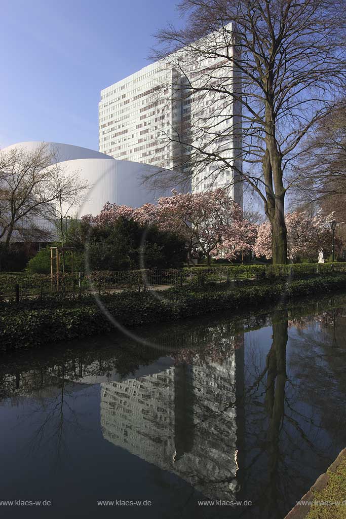 Pempelfort, Dsseldorf, Duesseldorf, Niederrhein, Bergisches Land, Blick auf Dreischeibebhaus, Thyssen Haus und Schauspielhaus in Frhlingsstimmung, Fruehlingsstimmung mit Spiegelbild im Wassergraben