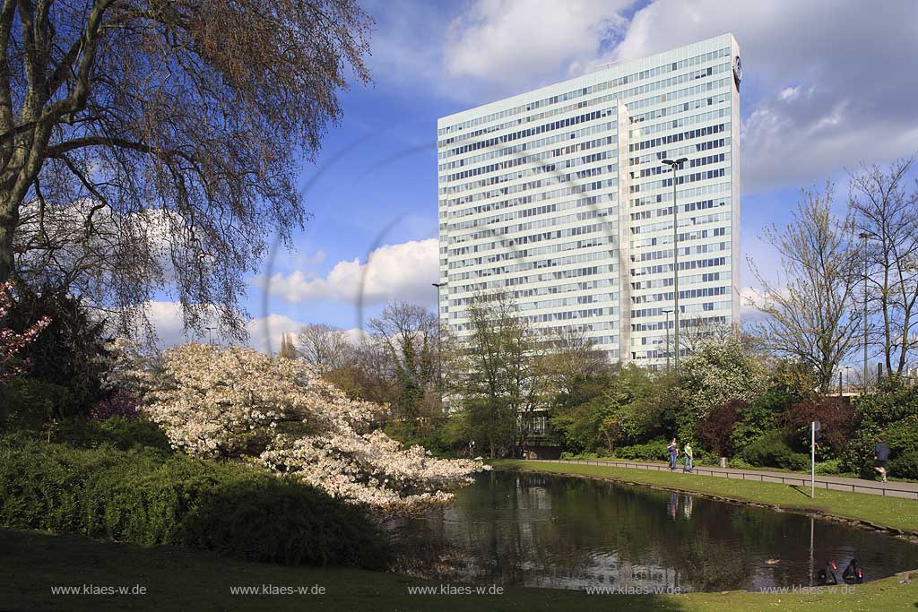 Pempelfort, Dsseldorf, Duesseldorf, Niederrhein, Bergisches Land, Blick vom Hofgarten mit Teich auf Dreischeibenhaus, Thyssenhaus in Frhlingsstimmung, Fruehlingsstimmung