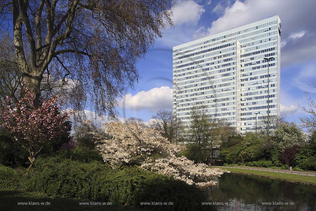 Pempelfort, Dsseldorf, Duesseldorf, Niederrhein, Bergisches Land, Blick vom Hofgarten mit Teich auf Dreischeibenhaus, Thyssenhaus in Frhlingsstimmung, Fruehlingsstimmung