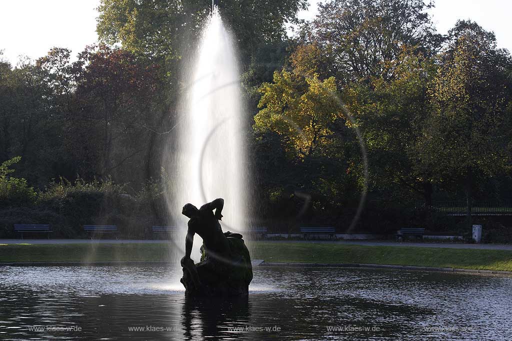 Dsseldorf, Hofgarten, Brunnen, Grner Junge, Jrne Jong, Springbrunnen,  Herbststimmung