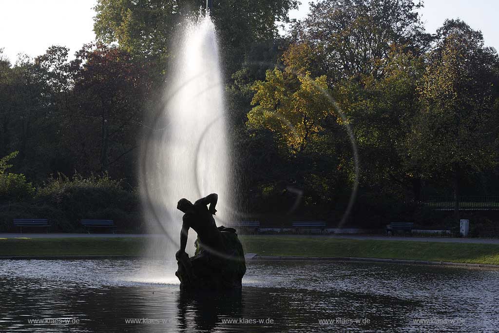 Dsseldorf, Hofgarten, Brunnen, Grner Junge, Jrne Jong, Springbrunnen,  Herbststimmung