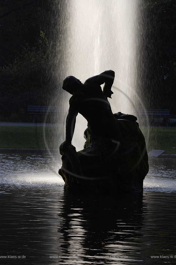 Dsseldorf, Hofgarten, Brunnen, Grner Junge, Jrne Jong, Springbrunnen,  Herbststimmung