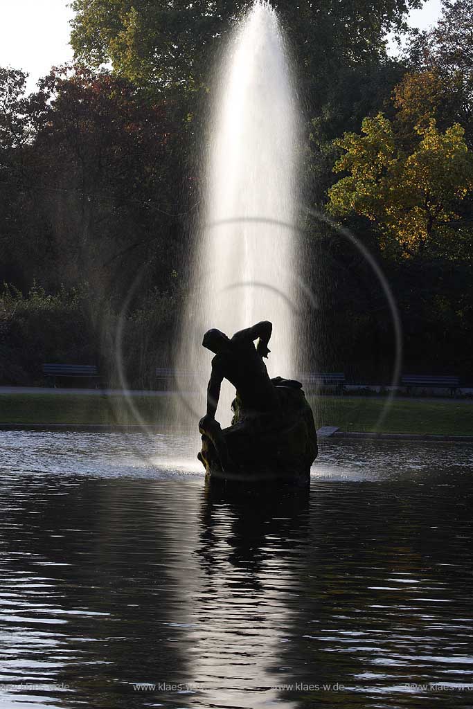 Dsseldorf, Hofgarten, Brunnen, Grner Junge, Jrne Jong, Springbrunnen,  Herbststimmung