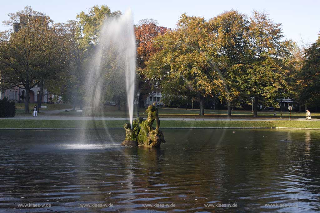 Dsseldorf, Hofgarten, Brunnen, Grner Junge, Jrne Jong, Springbrunnen,  Herbststimmung