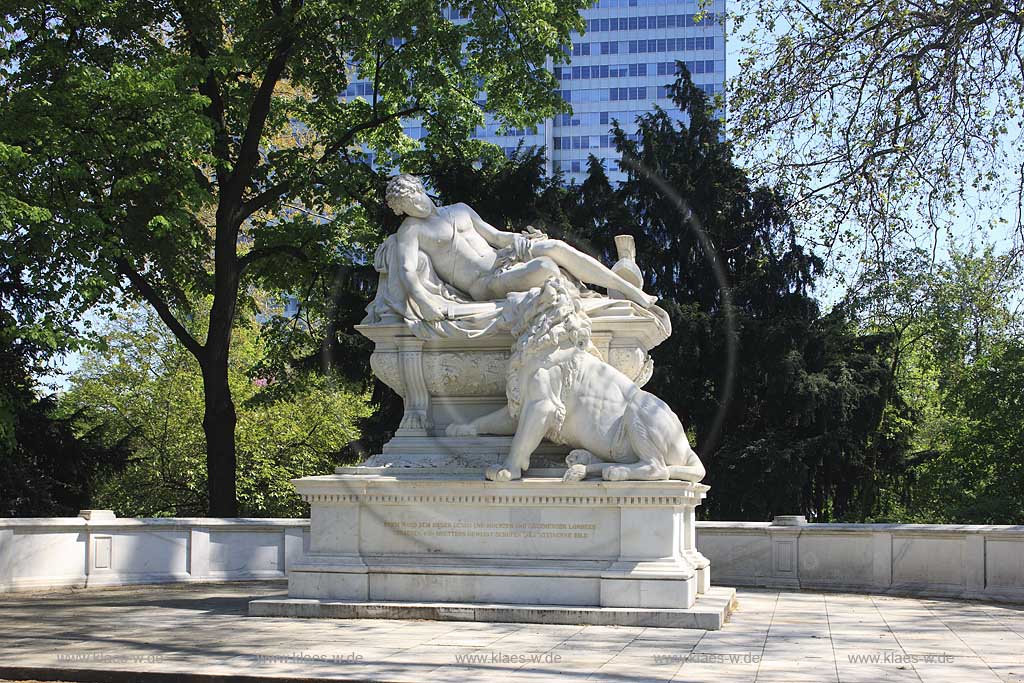 Hofgarten, Pempelfort, Dsseldorf, Duesseldorf, Niederrhein, Bergisches Land, Blick auf Kriegerdenkmal, Krieger Denkmal, im Hofgarten in Frhlingsstimmung, Fruehlingsstimmung