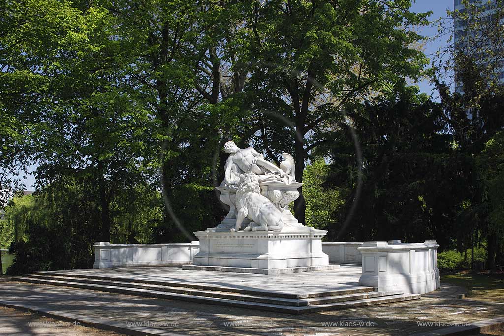 Hofgarten, Pempelfort, Dsseldorf, Duesseldorf, Niederrhein, Bergisches Land, Blick auf Kriegerdenkmal, Krieger Denkmal, im Hofgarten in Frhlingsstimmung, Fruehlingsstimmung