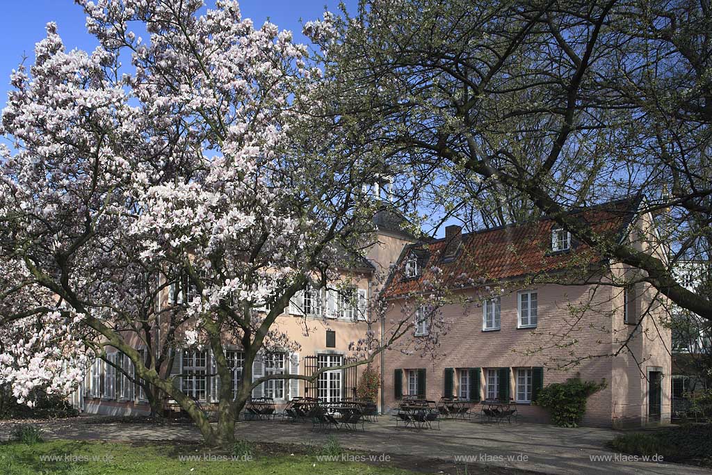 Pempelfort, Dsseldorf, Duesseldorf, Niederrhein, Bergisches Land, Blick auf Gastronomie des Kuenstlererverein, Knstlerverein Malkasten mit Biergarten in Frhlingsstimmung, Fruehlingsstimmung