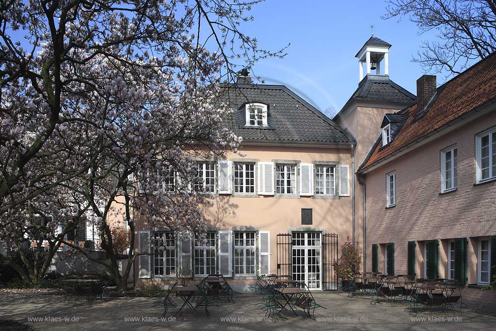 Pempelfort, Dsseldorf, Duesseldorf, Niederrhein, Bergisches Land, Blick auf Gastronomie des Kuenstlererverein, Knstlerverein Malkasten mit Biergarten in Frhlingsstimmung, Fruehlingsstimmung