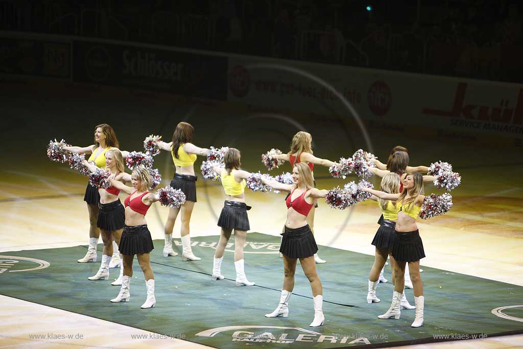 Rath, Dsseldorf, Duesseldorf, Bergisches Land, Niederrhein, ISS Dome, Dome in Rath, Multifunktionshalle, Eishockey, DEG Metro Stars gegen KEC Die Haie e.v., Klner, Koelner Haie, Blick auf tanzende Cheerleader