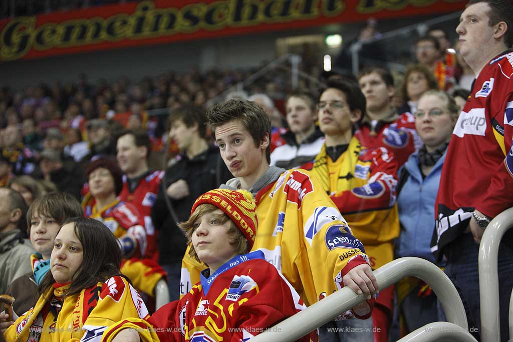 Rath, Dsseldorf, Duesseldorf, Bergisches Land, Niederrhein, ISS Dome, Dome in Rath, Multifunktionshalle, Eishockey, DEG Metro Stars gegen KEC Die Haie e.v., Klner, Koelner Haie, Blick auf jugendliche Fans, Zuschauer
