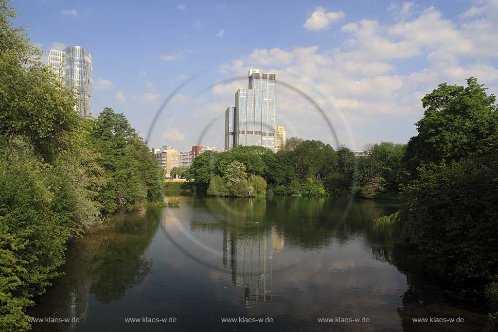 Unterbilk, Dsseldorf, Duesseldorf, Niederrhein, Bergisches Land, Blick auf Anlage Schwanenspiegel mit Spiegelbild und Sicht auf Gap 15 Hochaus und Landesversicherungsanstalt LVA in Frhlingsstimmung, Fruehlingsstimmung