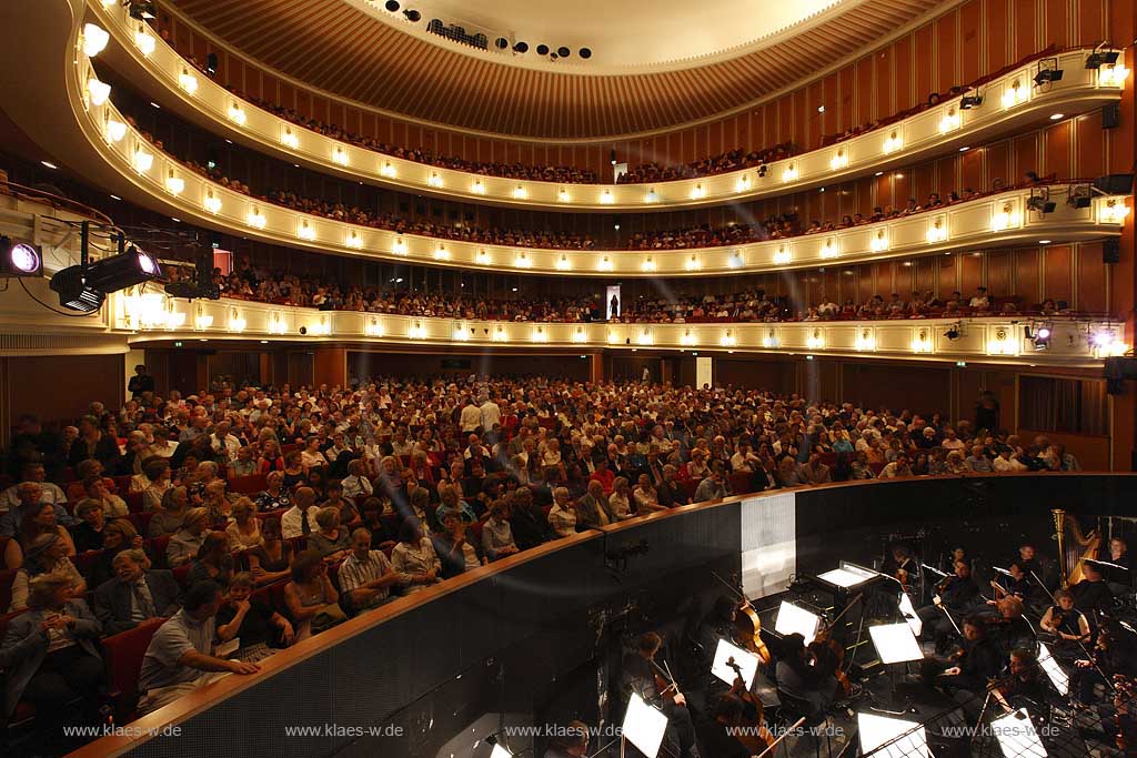 Blick in Opernsaal des Opernhaus Deutsche Oper am Rhein in Dsseldorf, Duesseldorf in der Heinrich-Heine-Allee mit Sicht auf das Symphonieorchester und voll besetzten Zuschauerplaetzen