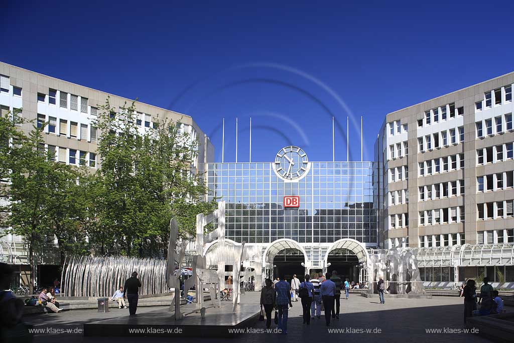 Blick auf den Hauptbahnhof in Dsseldorf, Duesseldorf-Innenstadt mit Sicht auf Skulpturen und Menschen in Sommerstimmung