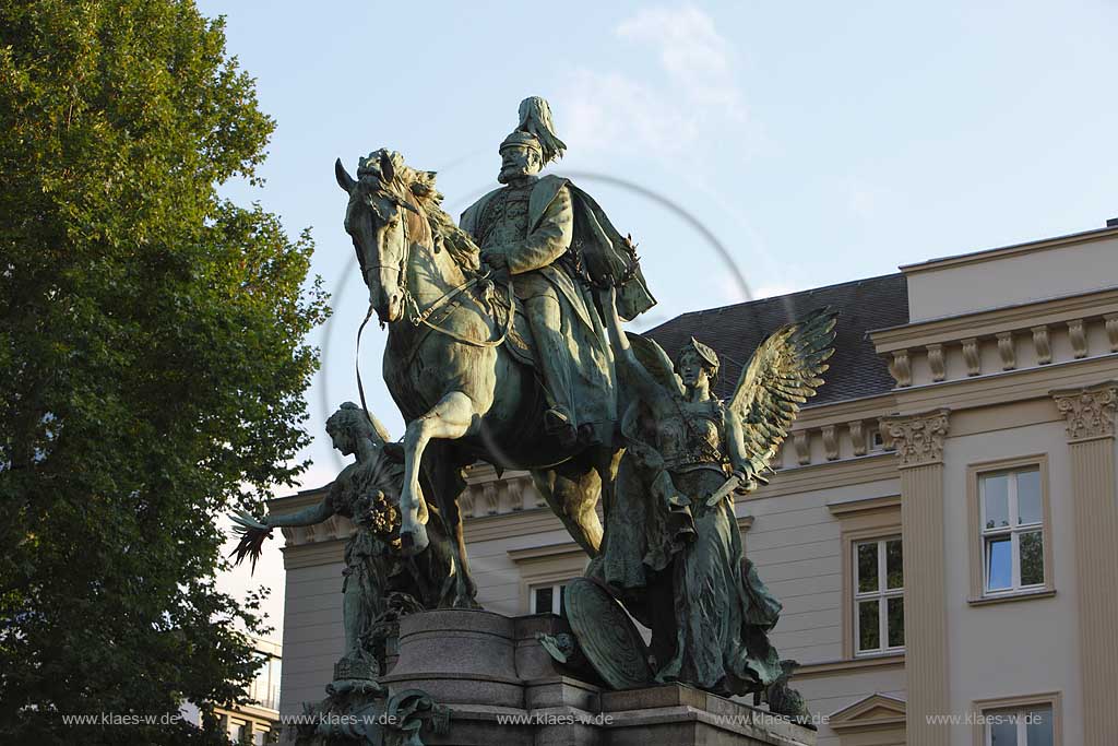 Blick auf das Kaiser Wilhelm Denkmal in Duesseldorf, Dsseldorf Stadtmitte im Fruehabendlicht mit Rosenbeet im Vordergrund