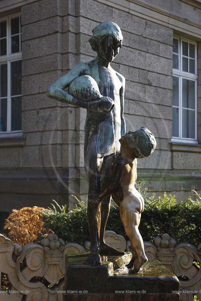 Blick auf Brunnen, Brunnenskulptur in Dsseldorf, Duesseldorf-Koenigsallee, K, Koe