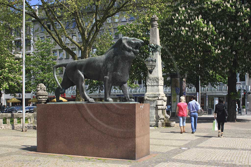 Knigsallee, Koenigsallee, K, Koe, Dsseldorf, Duesseldorf, Niederrhein, Bergisches Land, Blick auf Statue Bergischer Loewe, Lwe in Frhlingsstimmung, Fruehlingsstimmung