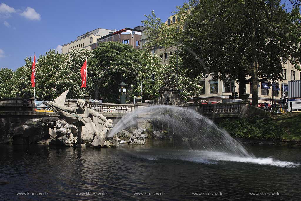 Knigsallee, Koenigsallee, K, Koe, Dsseldorf, Duesseldorf, Niederrhein, Bergisches Land, Blick auf Tritonenbrunnen mit Koegraben, Wassergraben in Frhlingsstimmung, Fruehlingsstimmung