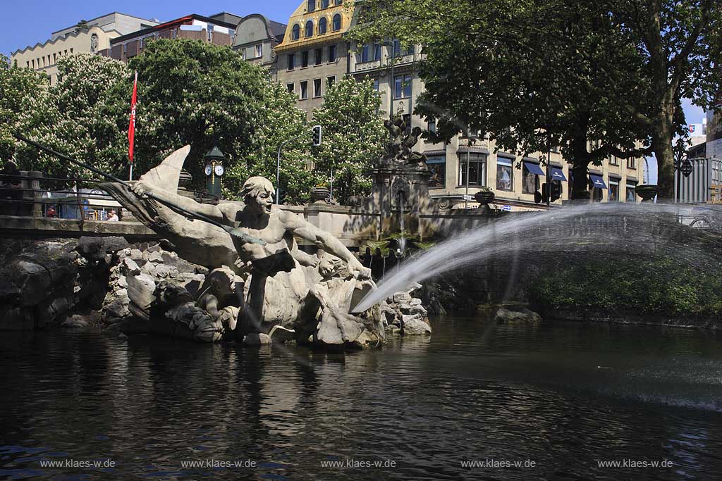 Knigsallee, Koenigsallee, K, Koe, Dsseldorf, Duesseldorf, Niederrhein, Bergisches Land, Blick auf Tritonenbrunnen mit Koegraben, Wassergraben in Frhlingsstimmung, Fruehlingsstimmung