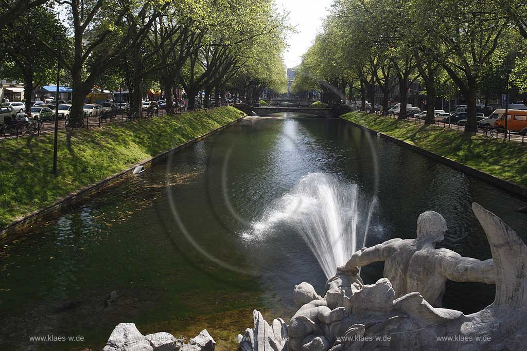Knigsallee, Koenigsallee, K, Koe, Dsseldorf, Duesseldorf, Niederrhein, Bergisches Land, Blick auf Tritonenbrunnen mit Koegraben, Wassergraben in Frhlingsstimmung, Fruehlingsstimmung