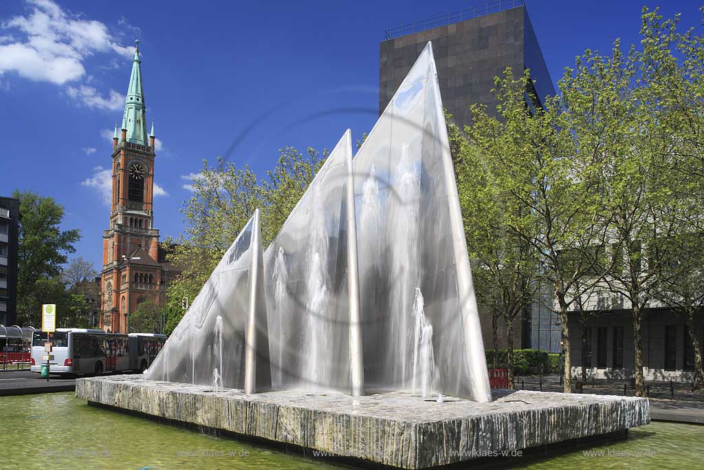 Dsseldorf, Duesseldorf, Niederrhein, Bergisches Land, Blick auf Mack Brunnen mit Sicht zur Martin Luther Kirche