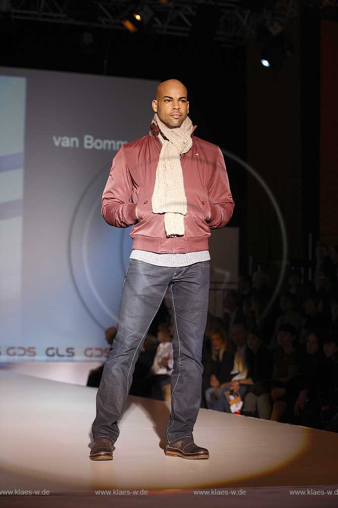 Stockum, Dsseldorf, Duesseldorf, Niederrhein, Bergisches Land, GDS, GLS, Messe, Schuhmesse, Blick auf Schuhmodel auf Laufsteg
