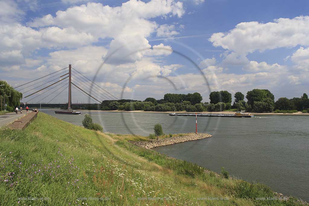 Blick auf den Volmerswerther Deich in Dsseldorf, Duesseldorf-Volmerswerth mit Sicht auf Schiffe und Fleher Bruecke