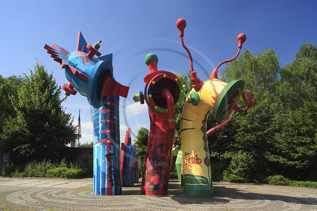 Duesseldorf Wersten,  Aufm Hennekamp, Kunstobjekt Nessy von Ingrid Loerke, Mitarbeiterin der Stadtbildgestaltung beim Amt fr Gebaeudewirtschaft. Oberirdisch sichtbares Bauwerk des Duesseldorfer Kanalnetzes:  die drei acht Meter hohen Seeungeheuer aus fast 60 Metern blasen 70.000 Kubikmeter Luft pro Stunde in den 15 m tiefer liegenden Kanal, um die Kanalarbeiter bei Einsaetzen mit Frischluft zu versorgen;, Duesseldorf auf dem Hennekamp