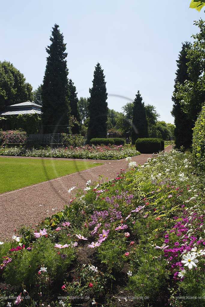 Blick in den Volksgarten in Dsseldorf, Duesseldorf-Wersten mit Sicht auf Blumenbeete und Rasenflaechen in Sommerstimmung