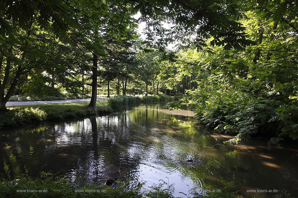 Blick in den Volksgarten in Dsseldorf, Duesseldorf-Wersten mit Sicht auf Duessel, Duessllauf und Parklandschaft