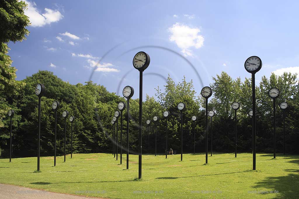 Blick in Volksgarten auf Kunstinstallation, Zeitfeld von Klaus Rinke in Dsseldorf, Duesseldorf-Wersten in Sommerstimmung