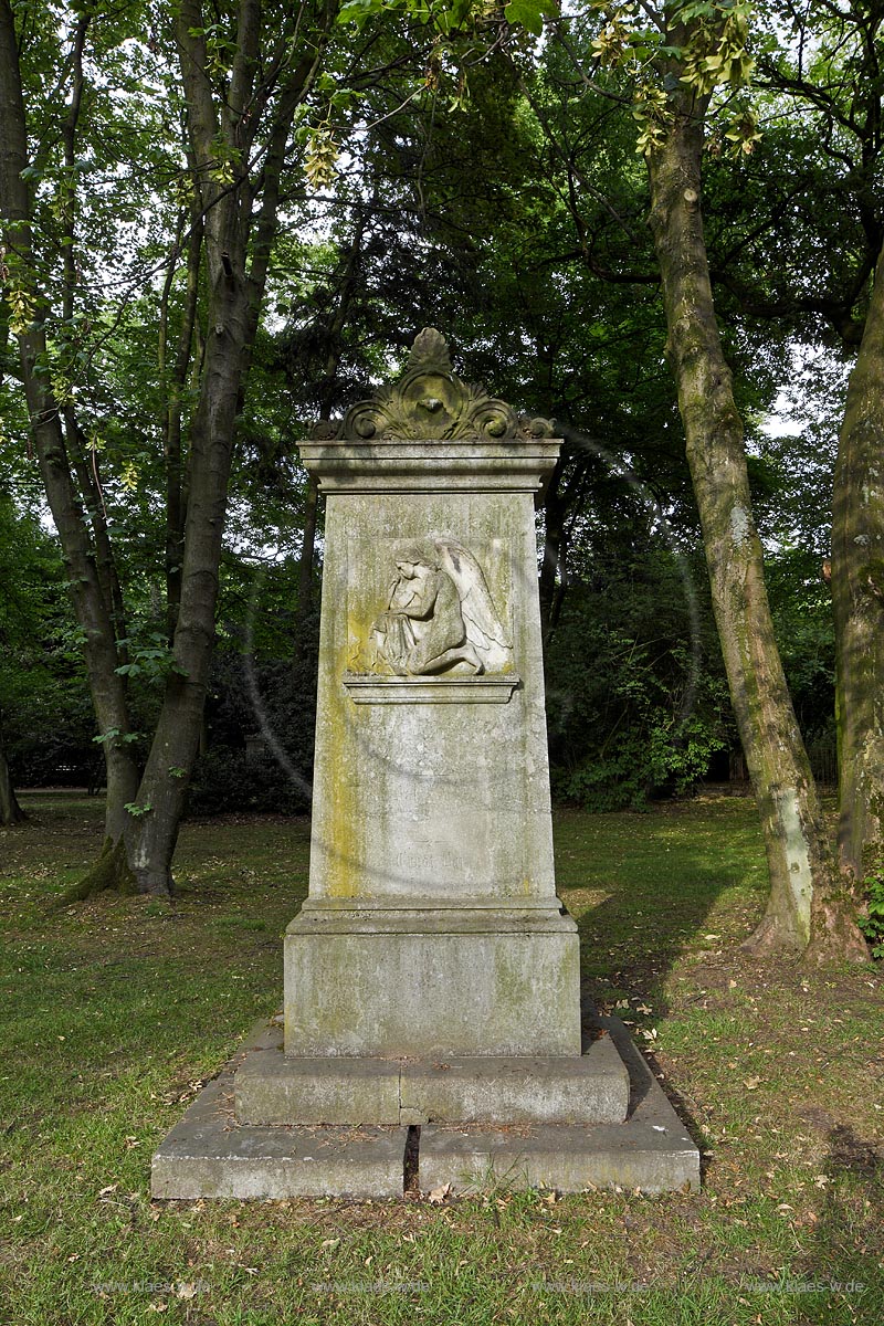 Duesseldorf Golzheim Golzheimer Friedhof, eine der bedeutendsten Gruenanlagen der Stadt Duesseldorf, Erbbegraebnis der Famile Batz mit Engelrelief; Duesseldorf-Golzheim, Golzheim cemetery, one of the most important parks, green spaces of Duesseldorf, Grave of family Batz