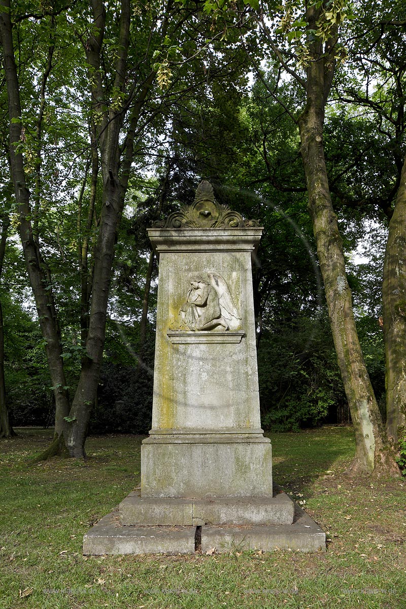 Duesseldorf Golzheim Golzheimer Friedhof, eine der bedeutendsten Gruenanlagen der Stadt Duesseldorf, Erbbegraebnis der Famile Batz mit Engelrelief; Duesseldorf-Golzheim, Golzheim cemetery, one of the most important parks, green spaces of Duesseldorf, Grave of family Batz