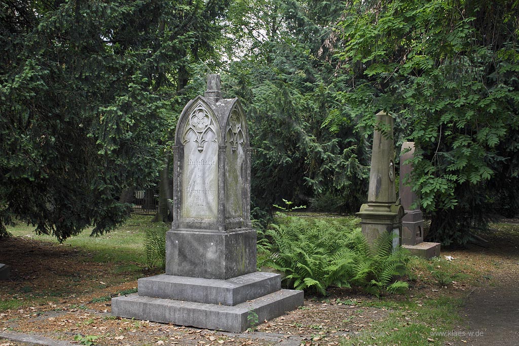 Duesseldorf Golzheim Golzheimer Friedhof, eine der bedeutendsten Gruenanlagen der Stadt Duesseldorf, Erbbegraebnis der Familie Benzenberg  Duesseldorf-Golzheim, Golzheim cemetery, one of the most important parks, green spaces of Duesseldorf, Grave of family Benzenberg