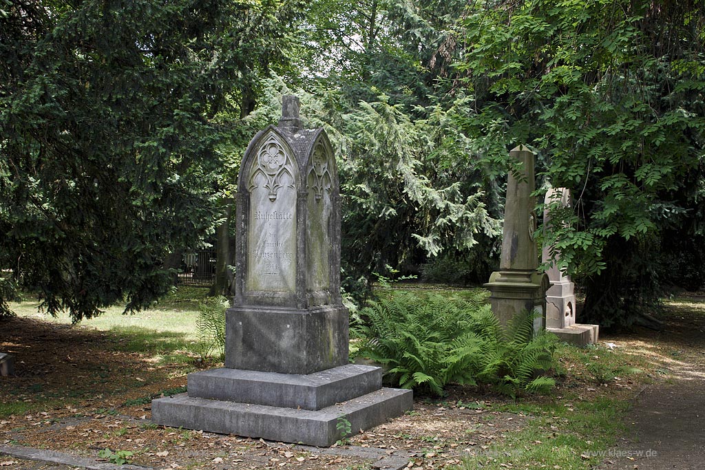 Duesseldorf Golzheim Golzheimer Friedhof, eine der bedeutendsten Gruenanlagen der Stadt Duesseldorf, Erbbegraebnis der Familie Benzenberg  Duesseldorf-Golzheim, Golzheim cemetery, one of the most important parks, green spaces of Duesseldorf, Grave of family Benzenberg