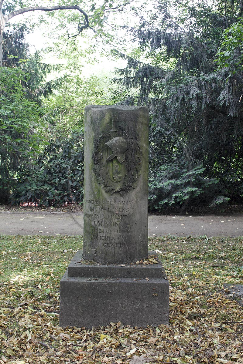 Duesseldorf Golzheim Golzheimer Friedhof, eine der bedeutendsten Gruenanlagen der Stadt Duesseldorf, Grabmal, Grabsaeule, Grabstein des Premierleutnants Wilhelm von Carlowitz;  Duesseldorf-Golzheim, Golzheim cemetery, one of the most important parks, green spaces of Duesseldorf Grave of Wilhelm von Carlowitz