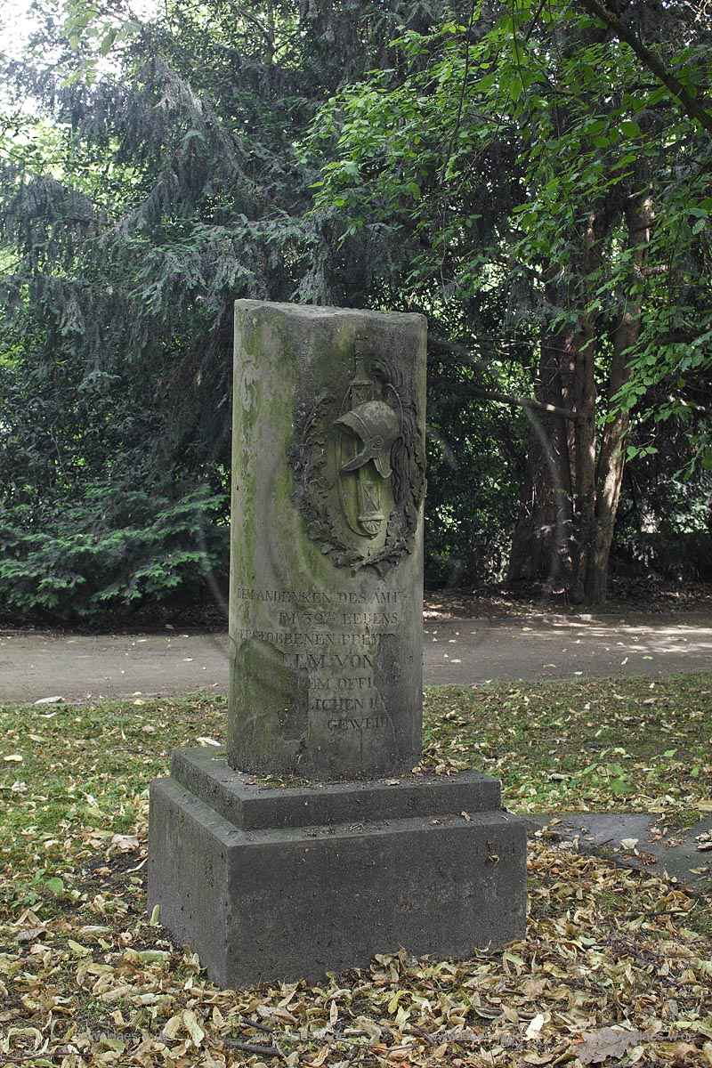 Duesseldorf Golzheim Golzheimer Friedhof, eine der bedeutendsten Gruenanlagen der Stadt Duesseldorf, Grabmal, Grabsaeule, Grabstein des Premierleutnants Wilhelm von Carlowitz;  Duesseldorf-Golzheim, Golzheim cemetery, one of the most important parks, green spaces of Duesseldorf Grave of Wilhelm von Carlowitz