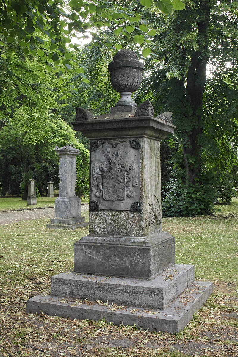 Duesseldorf Golzheim Golzheimer Friedhof, eine der bedeutendsten Gruenanlagen der Stadt Duesseldorf, Grabmal der Familie Fuchsius; Duesseldorf-Golzheim, Golzheim cemetery, one of the most important parks, green spaces of Duesseldorf, Grave of Family Fuchsiu