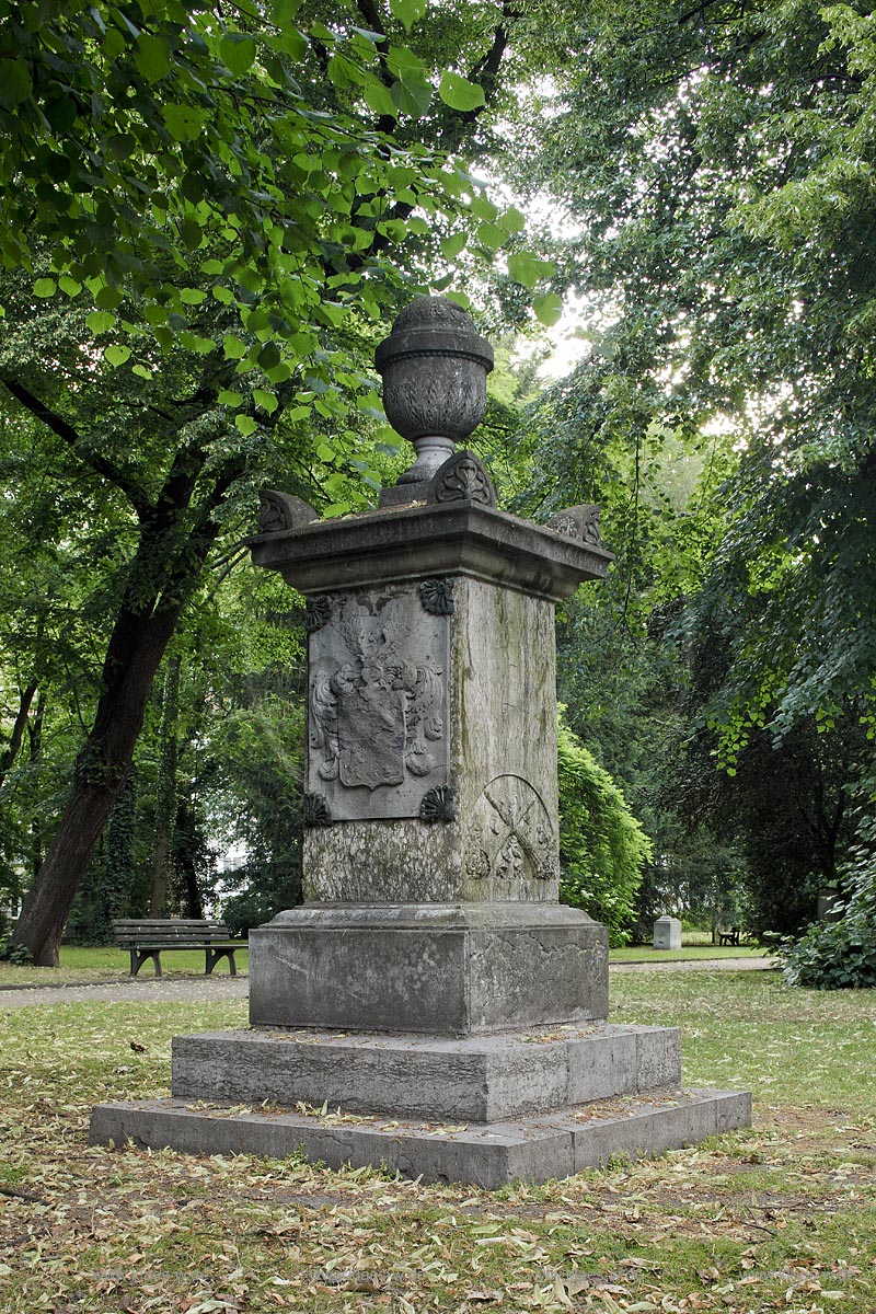 Duesseldorf Golzheim Golzheimer Friedhof, eine der bedeutendsten Gruenanlagen der Stadt Duesseldorf, Grabmal der Familie Fuchsius; Duesseldorf-Golzheim, Golzheim cemetery, one of the most important parks, green spaces of Duesseldorf, Grave of Family Fuchsiu