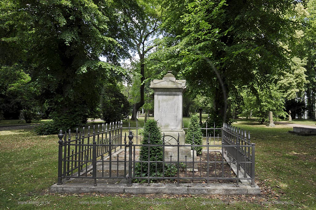 Duesseldorf Golzheim Golzheimer Friedhof, eine der bedeutendsten Gruenanlagen der Stadt Duesseldorf, Grabmal Erbbegraebnis der Familie Hohmann, 2008 restauriert; Duesseledorf-Golzheim, Golzheim cemetery, one of the most important parks, green spaces of Duesseldorf, Grave of Family Hohmann