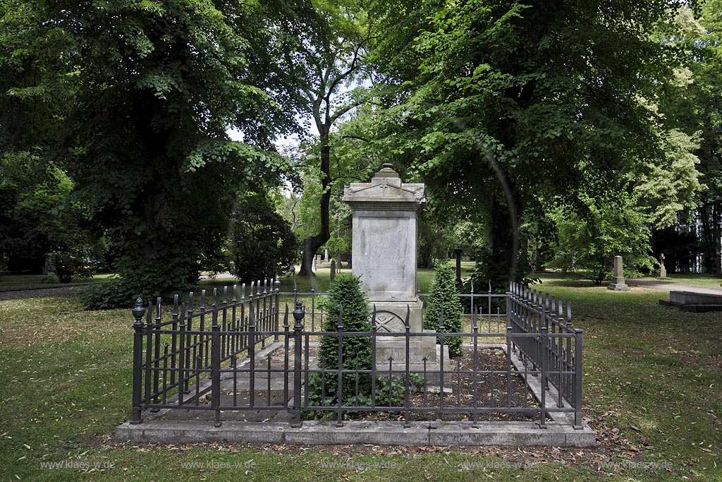 Duesseldorf Golzheim Golzheimer Friedhof, eine der bedeutendsten Gruenanlagen der Stadt Duesseldorf, Grabmal Erbbegraebnis der Familie Hohmann, 2008 restauriert; Duesseledorf-Golzheim, Golzheim cemetery, one of the most important parks, green spaces of Duesseldorf, Grave of Family Hohmann