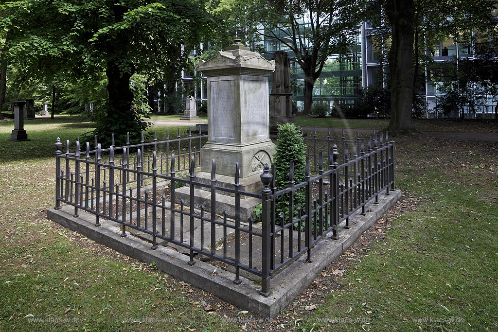 Duesseldorf Golzheim Golzheimer Friedhof, eine der bedeutendsten Gruenanlagen der Stadt Duesseldorf, Grabmal Erbbegraebnis der Familie Hohmann, 2008 restauriert; Duesseledorf-Golzheim, Golzheim cemetery, one of the most important parks, green spaces of Duesseldorf, Grave of Family Hohmann