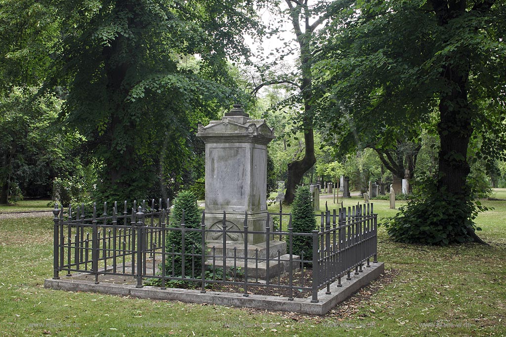 Duesseldorf Golzheim Golzheimer Friedhof, eine der bedeutendsten Gruenanlagen der Stadt Duesseldorf, Grabmal Erbbegraebnis der Familie Hohmann, 2008 restauriert; Duesseledorf-Golzheim, Golzheim cemetery, one of the most important parks, green spaces of Duesseldorf, Grave of Family Hohmann